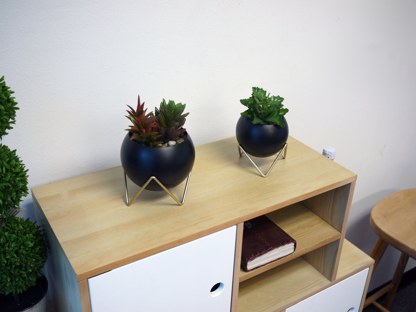 Set of 2 2 sizes Modern Spherical Planter Pot Flower Plants Holder